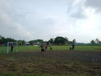 Diajak Main Sepakbola Pemuda Ngrancang, Ini Kata Satgas TMMD Bojonegoro